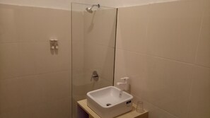Shower, free toiletries, towels - Villa PhyPhy 3 (Gili Trawangan)
