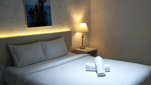 5 bedrooms, in-room safe, desk, laptop workspace