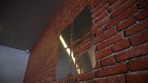 Un muro de ladrillo con un cartel metálico grande y rectangular que muestra el año 1992.