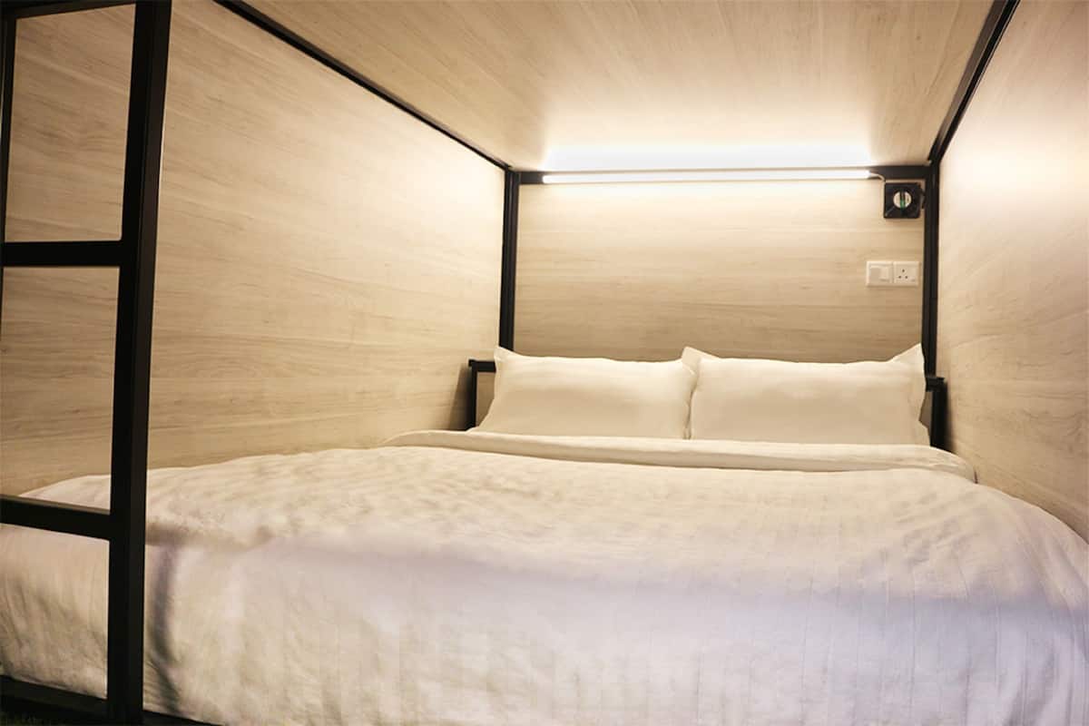 Standard Shared Dormitory, 1 Queen Bed