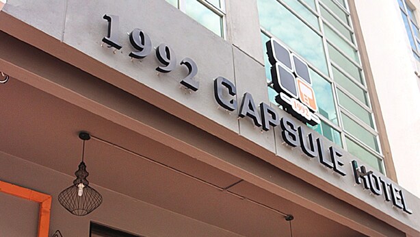 Exterior del Hotel Cápsula de 1992 con amplias ventanas de vidrio y un diseño moderno.