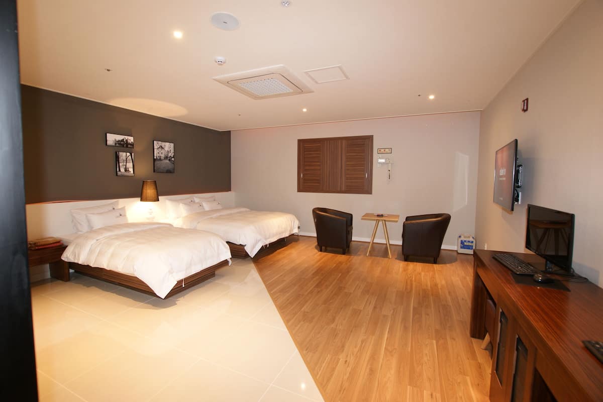 Deluxe Twin Room | Premium bedding, down comforters, desk, laptop workspace