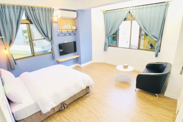 經典雙人房 | 羽絨被、摺床/加床 (收費)、免費 Wi-Fi、床單