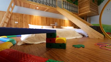 Familie vierpersoonskamer, 2 tweepersoonsbedden | Uitzicht vanuit de kamer