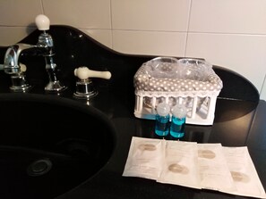 Shower, deep soaking tub, free toiletries, towels - B&B ù canzu rooms (Avola)