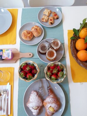 Free daily buffet breakfast - B&B ù canzu rooms (Avola)