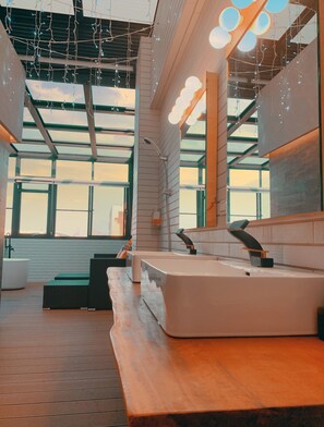 Chambre Double Deluxe, 1 lit double (401) | Salle de bain | Douche, douche à « effet pluie », articles de toilette gratuits