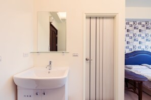 Comfort Double Room, 1 Queen Bed (K402) | Down comforters, desk, blackout drapes, soundproofing - Tainan Anping High Chill B&B (Tainan)