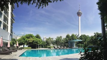 Kolam renang outdoor, dengan kursi berjemur