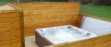 Bañera de hidromasaje al aire libre