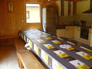Fridge, microwave, oven, stovetop - Comfortable cottage with spa in Mont St Michel Bay (Saint-Martin-Des-Champs)