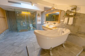 Family Suite, 1 Bedroom, Bathtub | Bathroom - Maosao Inn (Zhangjiajie)