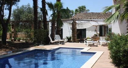 Casa ideal para familias con niños, amplio jardín con piscina y zona de juegos