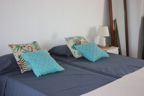 4 slaapkamers, een bureau, een strijkplank/strijkijzer, reisbedje