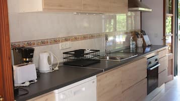 Frigorífico, microondas, horno y placa de cocina