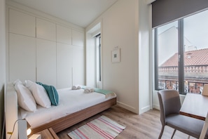 1 chambre, fer et planche à repasser
