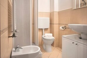 Douche, sèche-cheveux, bidet, serviettes fournies