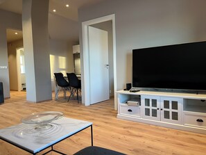 apartman, 2 hálószobával | Nappalirész | Tévé