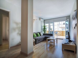 TV - Amazing Terrace in the Center by Hello Homes Sitges (Sitges)