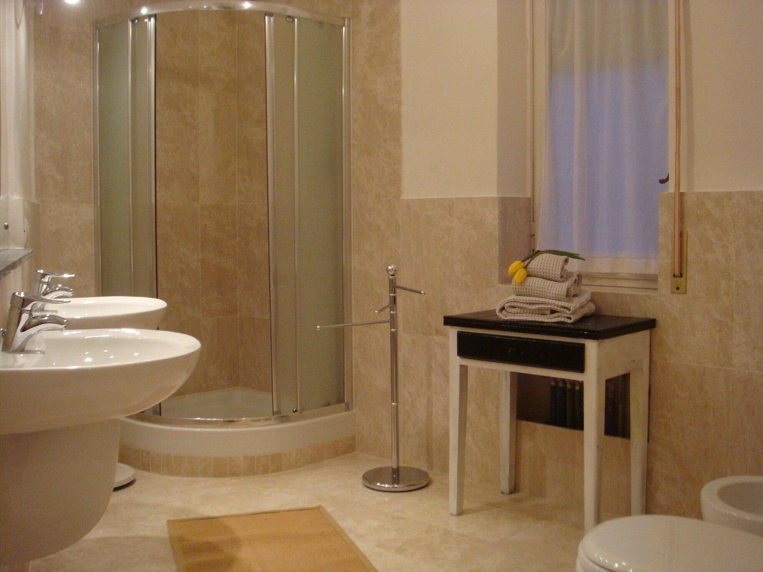 Doccia, asciugacapelli, bidet, asciugamani