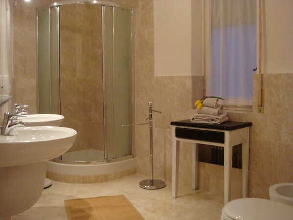 Dusche, Haartrockner, Bidet, Handtücher