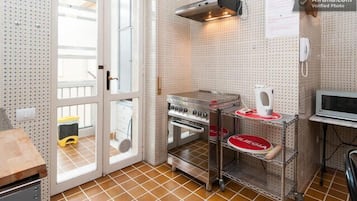 Réfrigérateur, micro-ondes, plaque de cuisson, cafetiÚre/bouilloire