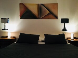 3 slaapkamers, een strijkplank/strijkijzer, gratis wifi, beddengoed