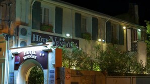 Fachada de la propiedad por la tarde o noche