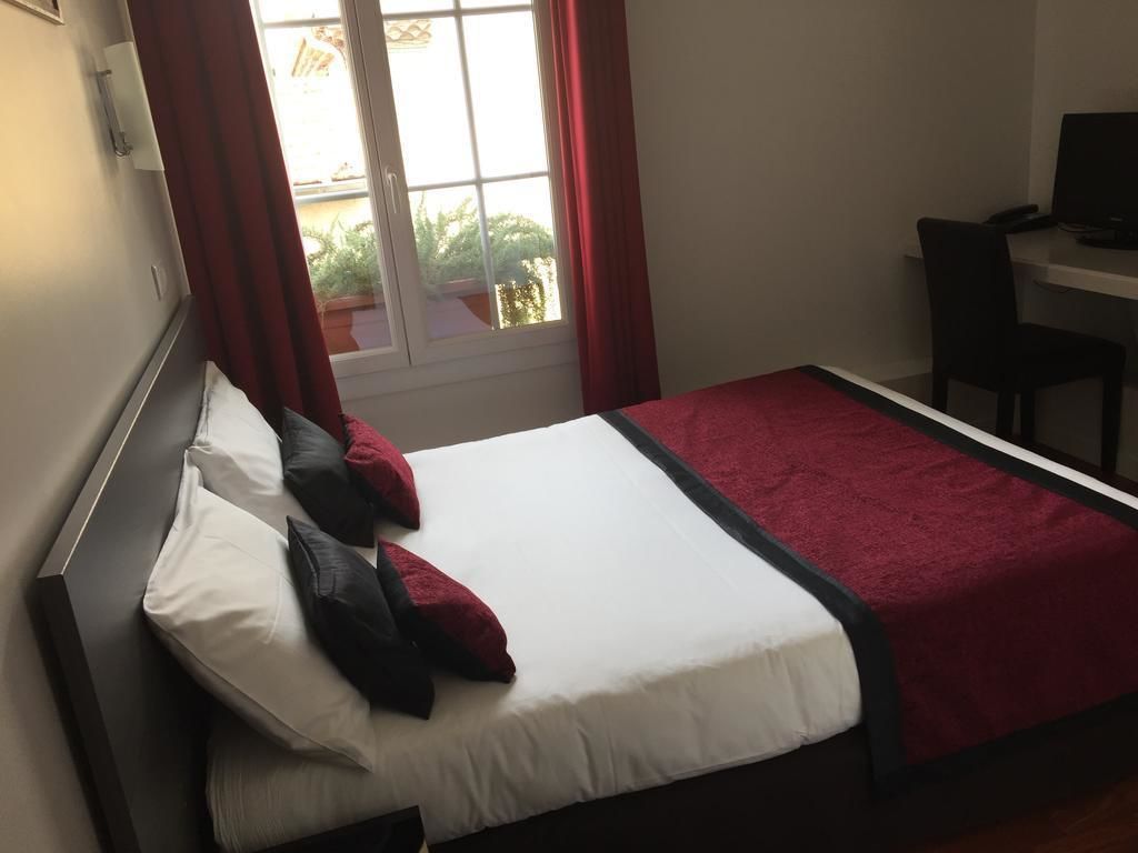 comfort double room | premium bedding, desk, soundproofing, iron/ironing board