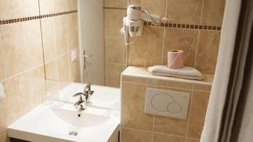 Douche, articles de toilette gratuits, sèche-cheveux