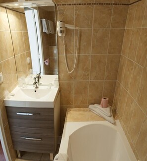 Shower, free toiletries, hair dryer, towels - Hôtel Vendôme (Aix-en-Provence)