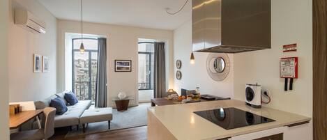 Een koelkast, een microgolfoven, een oven, een vaatwasser