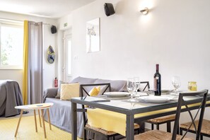 Dining - Maslina Tree House (Hvar) - Modern apartment with garden close to the sea (Stari Grad)