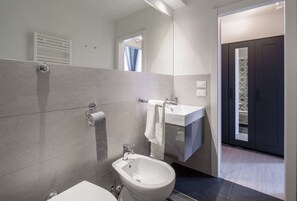 Shower, hair dryer, bidet, towels - Beccaria Suite BRAND-NEW 2-bedroom apartment (Firenze)