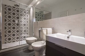 Douche, séchoir à cheveux, bidet, serviettes fournies