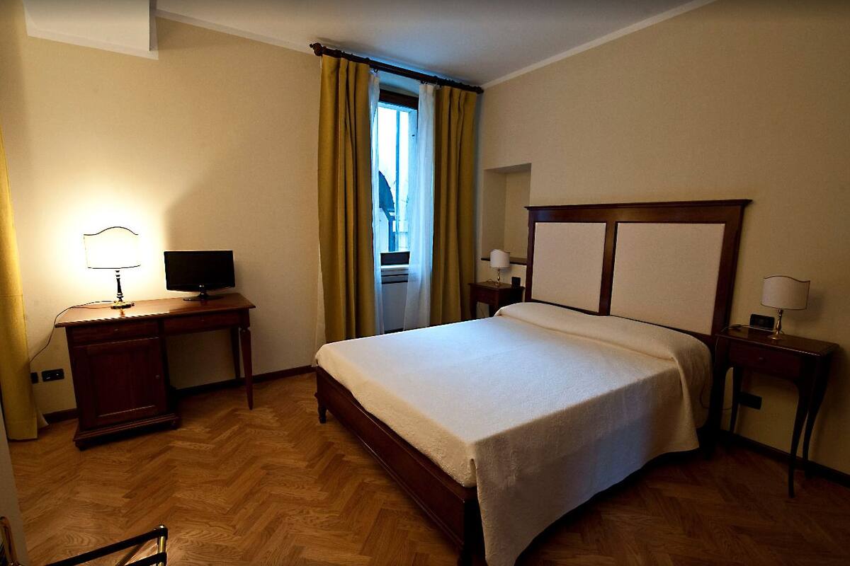 Premium bedding, desk, free WiFi