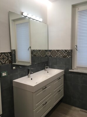 Shower, free toiletries, hair dryer, bidet