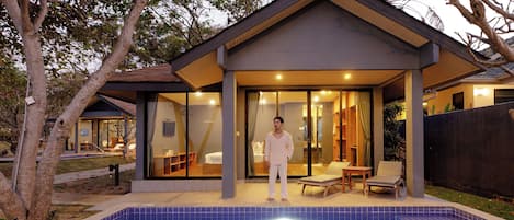 Beach Front Pool Villa | Minibar, caja de seguridad en la habitación y escritorio