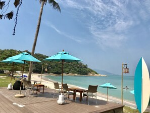 På stranden, strandbarer, motorsejlads