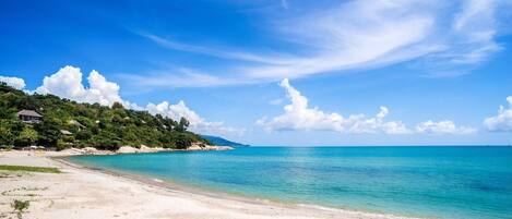 På stranden, strandbar og motorbåtkjøring