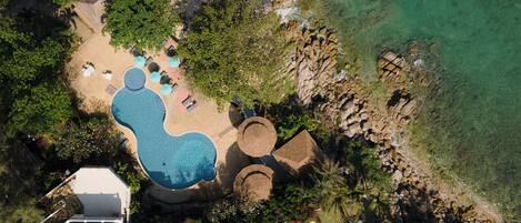 2 outdoor pools