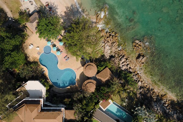 2 outdoor pools
