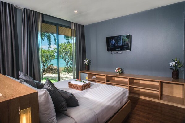 Beach Front Pool Villa | 미니바, 객실 내 금고, 책상, 암막 커튼