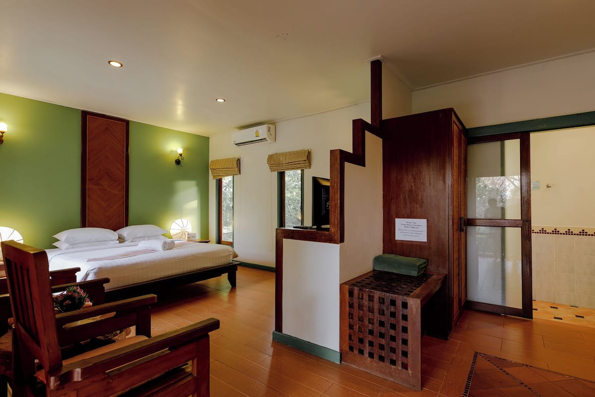Superior Villa | Minibar, in-room safe, desk, blackout drapes