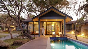 A modern house with a swimming pool, a covered patio, and a well-maintained garden. - The Bay Samui (Koh Samui)
