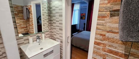 3 chambres, fer et planche à repasser, Wi-Fi, draps fournis