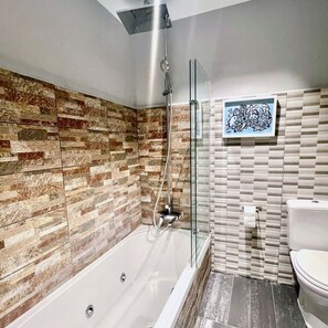Combined shower/bathtub, jetted bath, hair dryer, towels