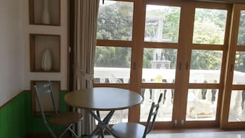 Family Room | Room amenity