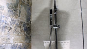 Ducha del cuarto de baño