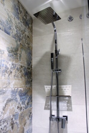 Badkamer met douche